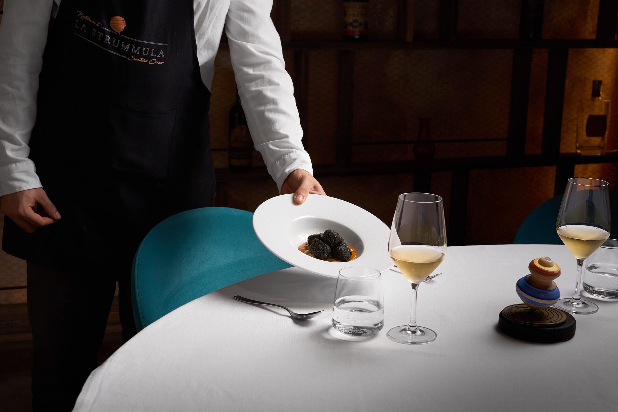 Foto food con cameriere